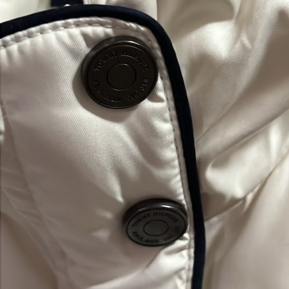 TOMMY HILFIGER Women’s S/P White Puffer Vest - Picture 3 of 14